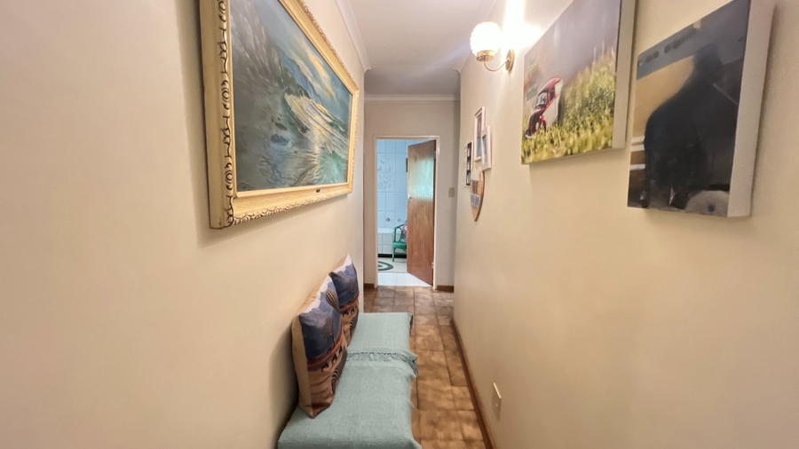 5 Bedroom Property for Sale in Langenhovenpark Free State